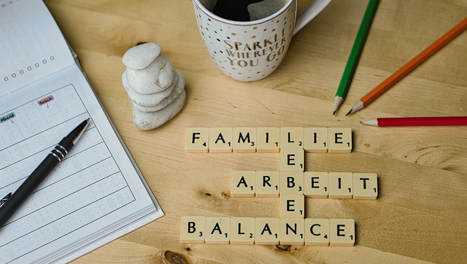 Scrabble-Spiel zeigt die Wörter Familie, Arbeit und Balance